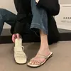 Sandalias planas de estilo francés para mujer, nuevo modelo de verano 2026, sandalias de dedo con pedrería de moda para uso en exteriores, adecuadas para combinar con faldas