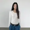 Camiseta Retrô Chique Estilo Coreano com Gola Henley de Manga Longa Feminina Outono Design Moderno Slim Fit Valoriza a Silhueta Camada Base