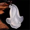 Venta al por mayor de fábrica colgante de calcedonia blanco hielo orquídea colgante de flor de ágata colgante de jade cadena para suéter de magnolia para mujer Colgante de Jade