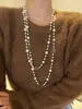 Colección Larga de Collares Superpuestos de Perlas Swarovski para Mujer, Estilo Lujo Ligero, Cadena Versátil para Suéter con un Toque de Alta Gama, Venta al por Mayor Otoño e Invierno
