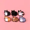 Broche de Gatito de Dibujos Animados Sosteniendo un Pez, Insignia Metálica de Animalito Lindo, Accesorio Decorativo Creativo para Bolsas y Ropa