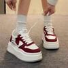 Zapatos blancos bajos versátiles de suela gruesa para mujer 2024 nuevo verano explosiones tenis diseño nicho para mujer zapatos de plataforma