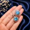 Producto de transmisión en vivo de alta gama y moderno: un conjunto de anillo y colgante de topacio azul simulado, que irradia lujo y elegancia, un accesorio versátil