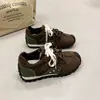 Tênis de treino alemão de tira dupla com rebites para mulheres, novo modelo outono 2026, tênis de moda versátil de sola macia, sapatos casuais, tênis brancos da moda