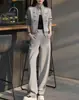 Elegante conjunto casual para mujer, nueva colección otoño 2026, chaqueta corta chic a rayas con cuello alto y pantalones de pierna ancha, conjunto deportivo de dos piezas