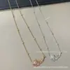 Colar de Pena de Pavão Elegante Estilo Francês Vintage de Alta Qualidade Bao Shi Jia com Diamantes, Banhado a Prata Ouro 18k