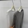 Camiseta elegante, suave y cómoda de algodón con cuello redondo y manga larga para mujer, con corte relajado, diseño versátil y color liso, perfecta como prenda básica para superponer.