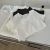 Fãs Antigos, Apenas Fechem os Olhos e Comprem! Camiseta Lisa de Manga Curta com Decote V para Mulheres, Verão 2026, Caimento Normal nos Ombros, Top Versátil Elástico Slim