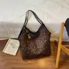 Bolso bandolera de textura nicho para debajo del brazo para mujer 2026 nuevo simple de lunares bolso de mano para el trabajo de gran capacidad bolso de un solo hombro