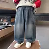 Jeans de pierna curva para niño, nueva colección primavera/otoño 2026, pantalones largos estilosos para niños de 3 años, pantalones de otoño para niños, modernos