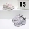 2026 Zapatos Deportivos Infantiles Dos Algodones Venta al por Mayor Niñas Pequeñas Zapatos de Papá Suela Ligera Superficie de Cuero Zapatos para Bebés Pequeños 6830