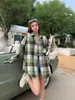 Camisa de Manga Comprida para Mulheres Primavera e Outono 2025 Estilo Coreano Camisa Jaqueta Amarela Xadrez para o Início da Temporada Escolar Top Casual com Efeito Emagrecedor Solto
