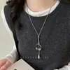 Colar com Pingente de Fone de Ouvido Design Minimalista para Mulheres 2025 Novo Acessório de Pescoço de Nicho com Corrente de Suéter de Luxo Leve