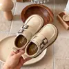 Mocassins versáteis estilo retrô britânico para meninas, nova coleção primavera/outono 2026, sapatos casuais de couro com sola macia e sola grossa, sapatilhas da moda