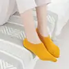 Nuevos calcetines invisibles de color liso de algodón antideslizantes para mujer, calcetines casuales de color caramelo, calcetines bajos al por mayor