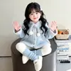 Chaqueta de Felpa con Orejas de Conejo Estilo Coreano para Niñas Otoño/Invierno 2026 Nueva Moda Infantil Top Engrosado para Niñas Pequeñas Tendencia