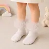 Calcetines con Adorno de Encaje para Niñas Calcetines Cortos Estilo Princesa Calcetines de Algodón Transpirables para Bebés Calcetines de Pompones Coloridos Calcetines Lindos