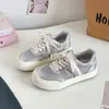 Tênis brancos macios versáteis estilo coreano para estudantes do sexo feminino, tênis esportivos casuais estilo Hong Kong de sola grossa, H1515 da moda