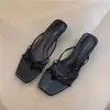 Encuentro de Primera Temporada Sandalias de tanga estilo francés para mujer, nueva colección de verano 2026, perfectas con vestidos para vacaciones y ropa de playa, rojas con tiras finas y tacón de cuña