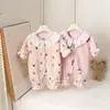 Nuevo Pelele Lindo de Vellón de Coral para Bebé Niña para Primavera y Otoño con Cuello de Encaje y Estampado de Dibujos Animados