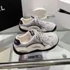 Zapatillas de entrenamiento retro rojas alemanas para mujer, nuevo modelo otoño 2026, suela gruesa, que aumentan la altura, malla transpirable, zapatillas deportivas casual versátiles