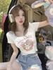 Playera de Manga Corta para Mujer en Verano con Estampado de Dibujos Animados Diseño de Cuello Cuadrado, Hombro Derecho, Deseo Puro, Dulce y Picante, Clavícula Expuesta, Top de Aspecto Adelgazante
