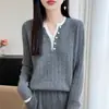 Suéter de punto de lana pura estilo coreano, cuello en V, bloques de color, falso dos piezas, para mujer, top rosa elegante ajustado, camisa base cálida, moderno