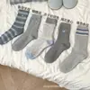 Nuevos calcetines de otoño e invierno serie gris súper versátiles calcetines para mujer estilo simple calcetines de algodón cálidos y cómodos de caña media moda calcetines push