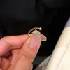 2026 Nuevo Estilo Elegante Meteoro Exquisito Anillo de Luz Incrustado Joyería de Mano de Lujo Estrella Francesa Brillo Diamante Rombo Brillante