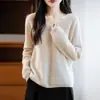 Novo suéter de outono e inverno, gola V, malha lisa, manga longa, corte solto e afina a silhueta, perfeito para usar em camadas, em cores lisas, moda feminina