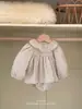 Macacão de Bebê da Moda Outono 2026 com Estampa Floral Pequena, Gola com Babados, Macacão de Manga Longa para Bebês Meninas