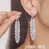 Brincos longos e requintados com strass e corrente em formato de garra, perfeitos para vestidos de noite. Versáteis e elegantes.