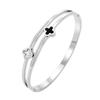 Moda Coreana Lujo Ligero Pulsera de Acero Inoxidable de Alta Gama Chapada en Diamantes Negro y Blanco Doble Pulsera de Trébol de Cuatro Hojas para Mujer