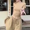 Camiseta cropped estilosa de cor sólida, manga curta, caimento justo, para mulheres, combinada com calças casuais de perna larga com cordão, estilo workwear, um conjunto de duas peças para o verão de 2026