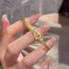 Pulseira de Relógio Milanesa com Fivela de Ferradura para Mulheres, Luxo Leve, Sensação de Alto Padrão, Novo Design de Nicho, Acessório de Mão Simples e Versátil