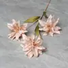 Flores Artificiais Lírios de Seda com 3 Cabeças Corredor de Casamento Decoração de Sala de Estar em Casa Flores Artificiais Adereços de Fotografia Fabricante Atacado