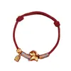 Pulseira Dourada Cor de Areia Dourada "Fique Rico Imediatamente" para Atacado, Pulseira Vermelha do Signo do Zodíaco Cavalo Estilo Chinês Tecida à Mão