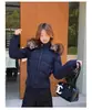 Chamarra de algodón con relleno de plumas para mujer, estilo americano con capucha y cuello de pelo, nuevo modelo de invierno, engrosada, versión coreana, entallada a la cintura, estilo corto, adecuada para mujeres petite