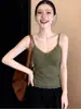 Camisole com babados e acabamento em renda, com bojos embutidos, uma camada interna justa que valoriza a silhueta e que também pode ser usada como blusa externa.