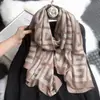 Lenço de Mão de Algodão e Linho Novo Outono e Inverno Europeu e Americano Moda Feminina Estilo Ocidental Xale Lenço de Viagem Férias Lenço de Praia