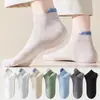 [Venta al por mayor de fábrica] calcetines calcetines cortos para hombre días de primavera y verano finos transpirables desodorantes deportivos masaje inferior calcetines de barco para estudiantes