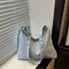 Bolsa de ombro plissada, casual e simples, perfeita para o dia a dia, apresentando um novo design da primavera de 2026 em estilo coreano com detalhes de estrelas