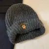 Chapéu de Lã Bordado de Urso Vermelho Fofo para Mulheres no Outono e Inverno Chapéu Quente Espessado para o Frio com Circunferência de Cabeça Grande e Rosto Pequeno Chapéu de Tricô