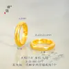 Anillo de diseño sencillo y banda ancha con círculo interior grabado, fabricado en oro arena chapado con una fuerte retención del color, adecuado para el dedo índice.