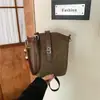 Bolso cubo de alta gama con temperamento cruzado, bolso de mano de tendencia retro coreana, bolso simple versátil para el trabajo, de un solo hombro, cruzado