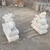 Un Par de Esculturas Pixiu de Mármol Blanco Talladas en Piedra para la Entrada de una Villa en una Zona Residencial, Adornos Animales Tallados a Mano