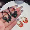 Elegantes brincos de tacha de cristal vermelho com franja de luxo leve, brincos femininos de design longo, joias de orelha super brilhantes da moda