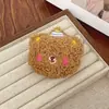 Enfeite de urso bordado em lã de cordeiro com capuz, adequado para roupas, chapéus, sapatos, meias, broches e acessórios