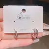 Novo produto de outono: Brincos chatos torcidos de zircônia, requintados e simples, com um estilo coreano de alta qualidade e uma vibe cool e minimalista