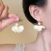 Pendientes Únicos y Hermosos de Pétalos de Perla Blanca para Mujer 2026 Nuevo Estilo Caliente Pendientes de Botón Estilo Vacacional Joyería para Orejas Lujo Ligero Sensación de Alta Gama